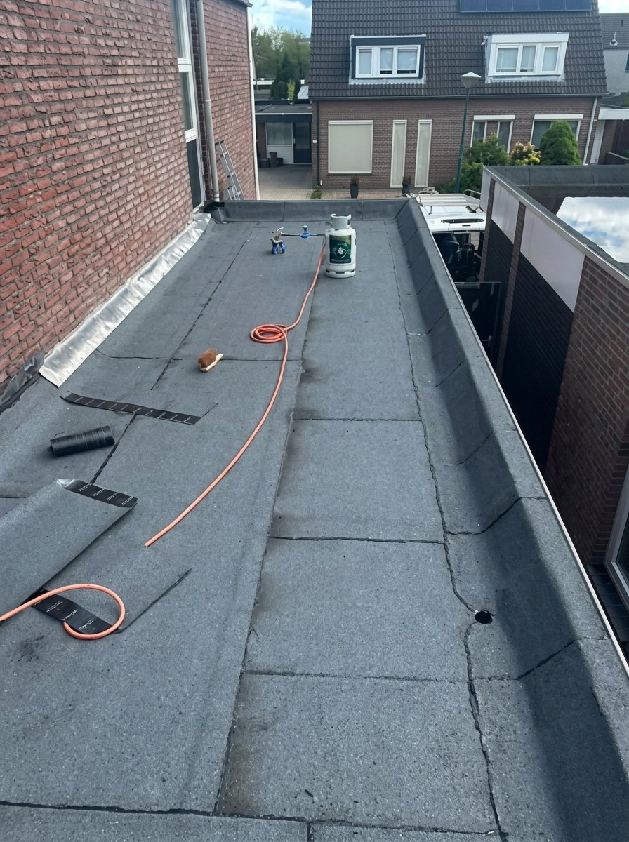 Smal plat dak op aanbouw met nieuwe bitumen banen